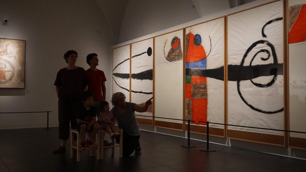 (Català) Activitat familiar al voltant de l'exposició «L'orant i Miró. Esperit mural»